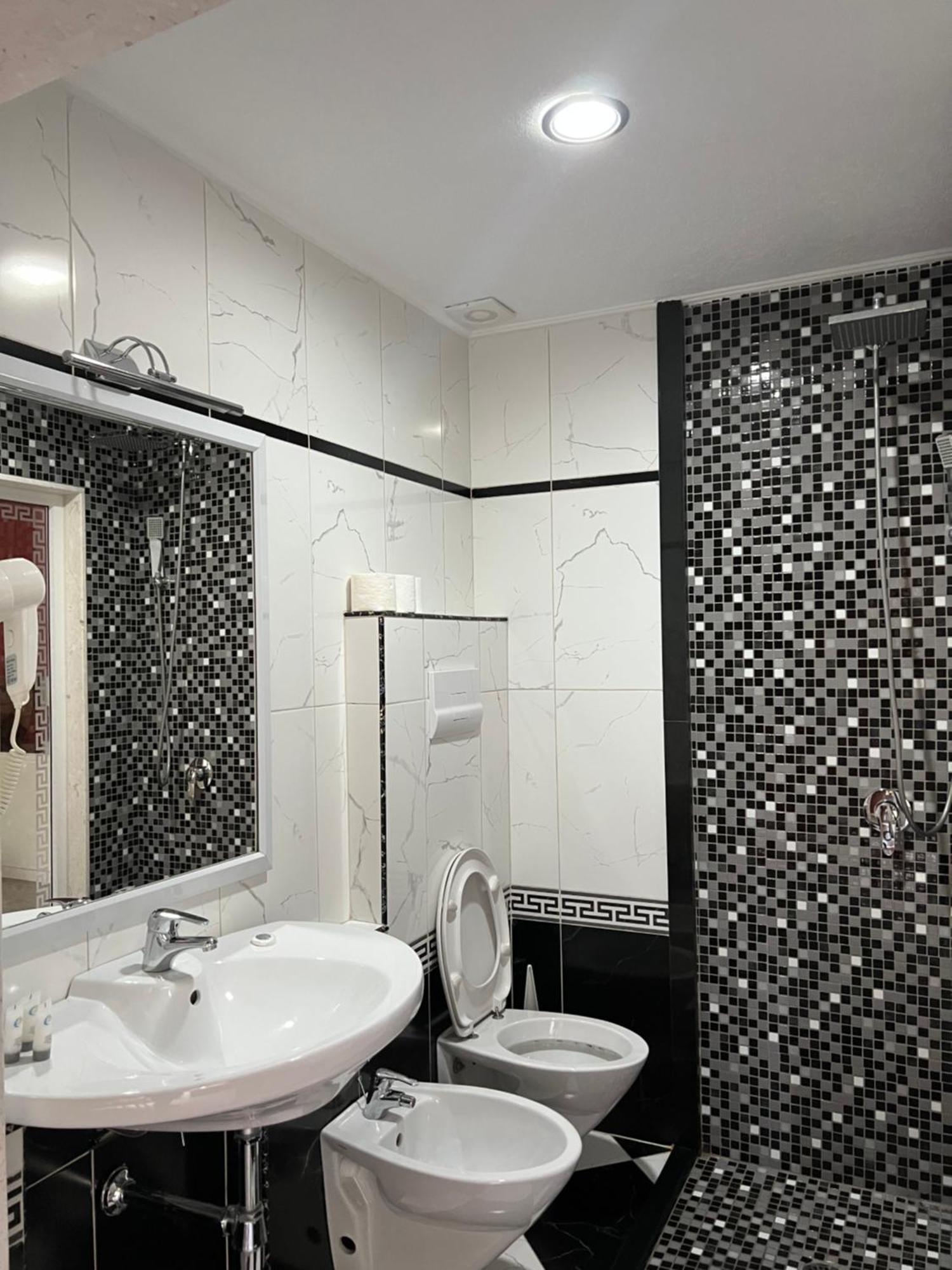 Hotel Kastria Tirana Zewnętrze zdjęcie